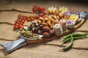TOP 5 preparate comandate de turiști la cherhanale și restaurante Ospătarii recunosc că, de cele mai multe ori, clienții îî roagă să le recomande o porție bună de pește, dar dacă se poate fără prea multe oase
