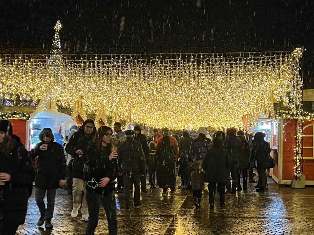 Târgul de Crăciun din Craiova, perdeaua de lumini din Centrul Vechi