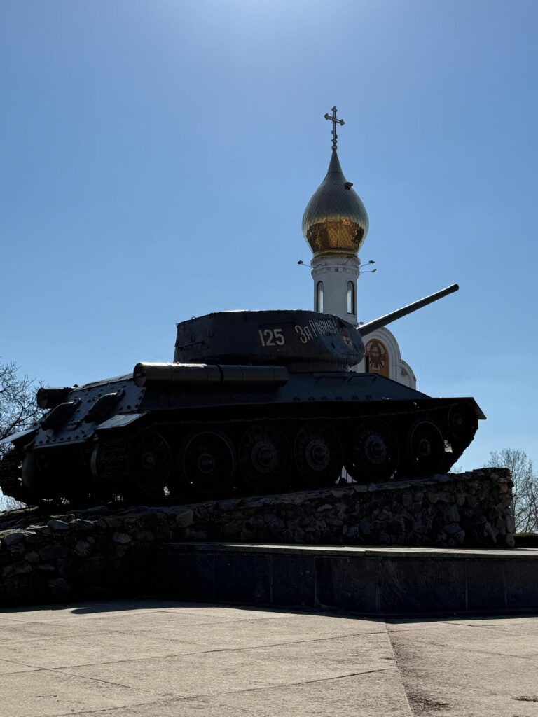 T34 și turla bisericii