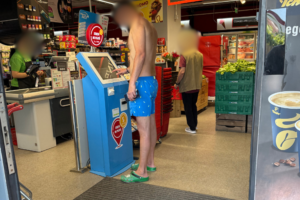 Când turiștii uită că nu sunt pe plajă: burți goale, șlapi și zero respect în oraș