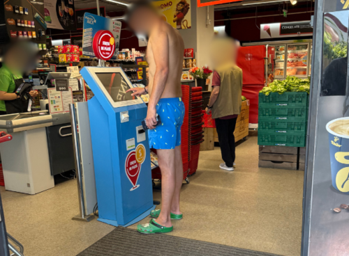 Când turiștii uită că nu sunt pe plajă: burți goale, șlapi și zero respect în oraș