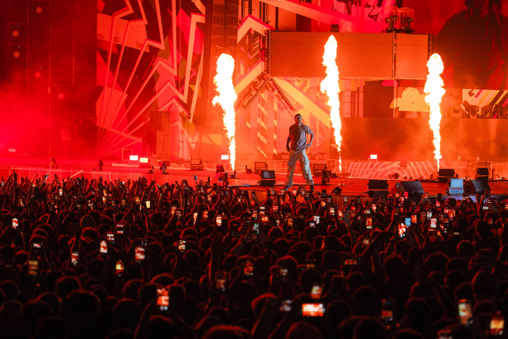 Young Thug a transmis un mesaj de apreciere fluturând steagul României pe scenă, spre entuziasmul tuturor celor prezenți