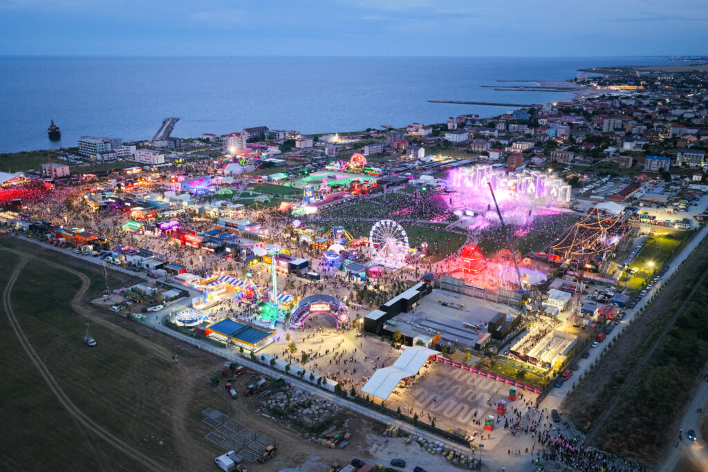 BEACH, PLEASE! 2026 continuă în forță: Ziua 1 a adus show-uri spectaculoase și o energie care a ținut festivalul viu până târziu în noapte
