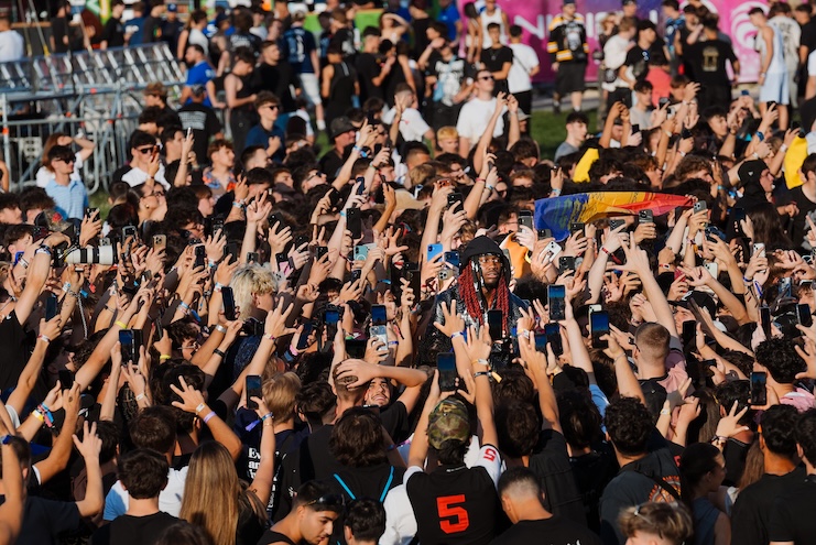 BEACH, PLEASE! 2026 continuă în forță: Ziua 1 a adus show-uri spectaculoase și o energie care a ținut festivalul viu până târziu în noapte
