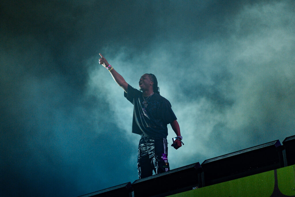 BEACH, PLEASE! 2026 continuă în forță: Ziua 1 a adus show-uri spectaculoase și o energie care a ținut festivalul viu până târziu în noapte