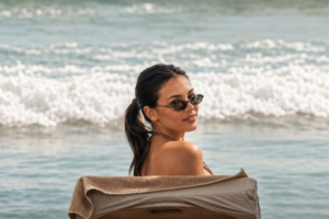 Neversea Beach de Ziua Marinei: trei zile de vară cu mare, relaxare, muzică live și concerte The Motans și Irina Rimes În perioada 14–16 august, Neversea Beach pregătește trei zile de plajă, muzică live, experiențe culinare și seri la malul mării. Iar cei care aleg să rămână și după apus au două motive în plus: The Motans cântă live pe 14 august, iar Irina Rimes pe 15 august, în seara de Ziua Marinei.
