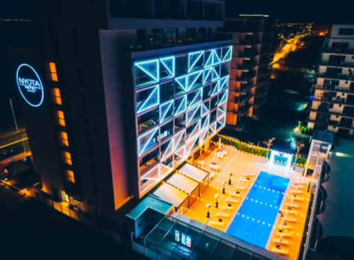 Hotel din Mamaia Nord reduce consumul de energie în plin august, deși produce deja electricitate din 240 kW de panouri fotovoltaice