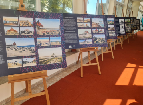 Mamaia, 120 de ani de poveste: expoziția aniversară care a călătorit prin hotelurile stațiunii continuă și în extrasezon