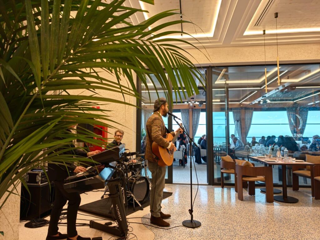 Muzică live la deschiderea restaurantului ADDRESS 44° din Mamaia Nord