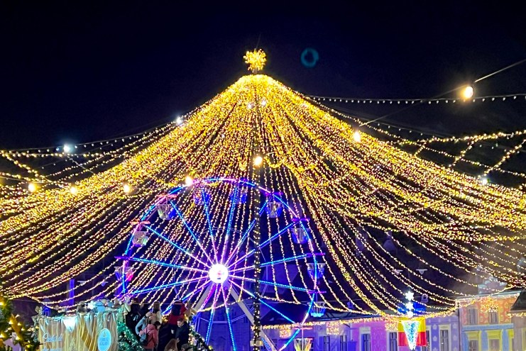 Calendarul târgurilor de Crăciun 2026: lumini festive și roata panoramică în Piața Mare din Sibiu
