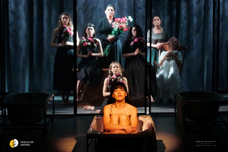 Scenă din spectacolul „Casa Bernardei Alba” la Teatrul de Stat Constanța: fiicele Bernardei cu buchete de flori