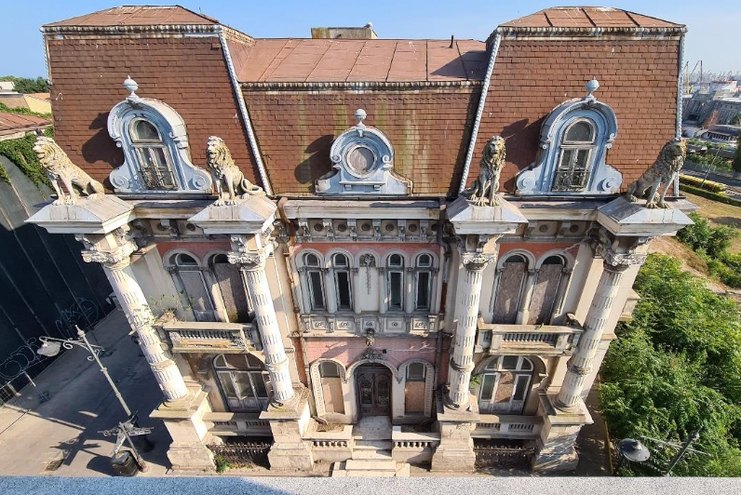 Casa cu Lei văzută de sus, cu statuile de lei de pe fațadă