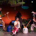 Spectacolul „O insulă” de Ada Milea la Teatrul de Stat Constanța: actori pe scenă, cu chitară bas și un pește-recuzită