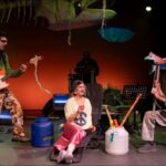 Spectacolul „O insulă” de Ada Milea la Teatrul de Stat Constanța: actori pe scenă, cu chitară bas și un pește-recuzită