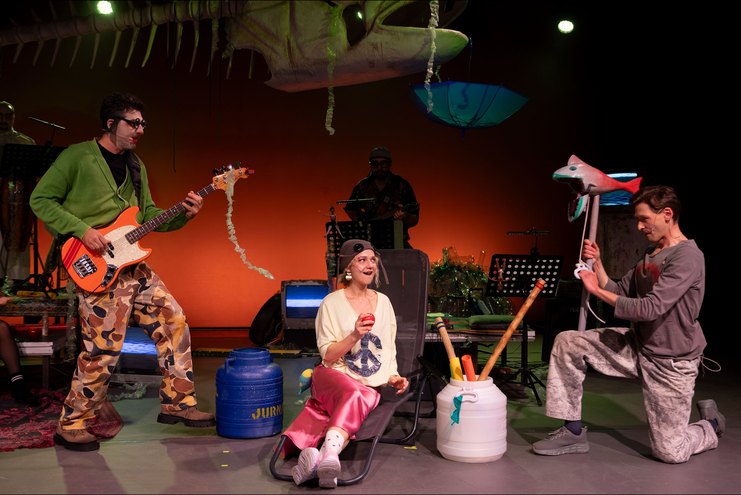 Spectacolul „O insulă” de Ada Milea la Teatrul de Stat Constanța: actori pe scenă, cu chitară bas și un pește-recuzită