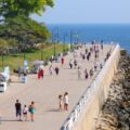 Faleza Cazinoului din Constanța, cu turiști și vedere spre mare