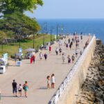 Faleza Cazinoului din Constanța, cu turiști și vedere spre mare