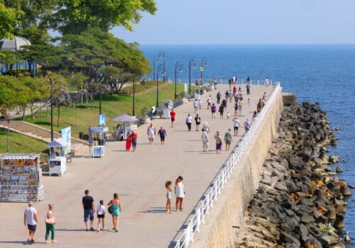 Faleza Cazinoului din Constanța, cu turiști și vedere spre mare