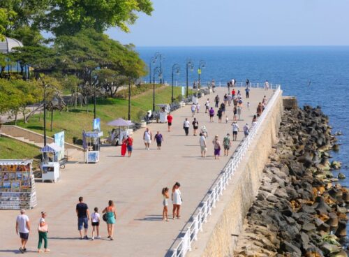 Faleza Cazinoului din Constanța, cu turiști și vedere spre mare