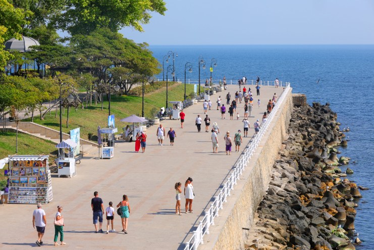 Faleza Cazinoului din Constanța, cu turiști și vedere spre mare