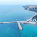 Plaja și litoralul românesc văzute de sus, într-o zi luminoasă, cu puțini turiști