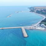 Plaja și litoralul românesc văzute de sus, într-o zi luminoasă, cu puțini turiști