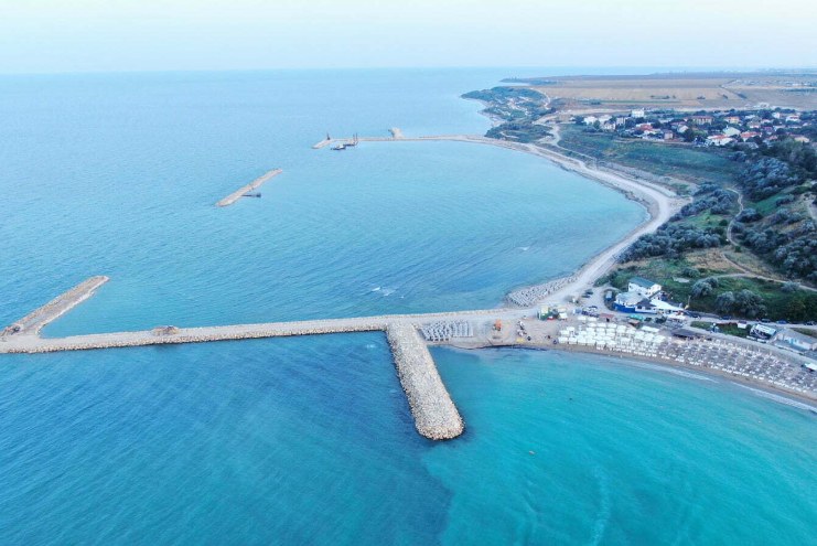 Plaja și litoralul românesc văzute de sus, într-o zi luminoasă, cu puțini turiști
